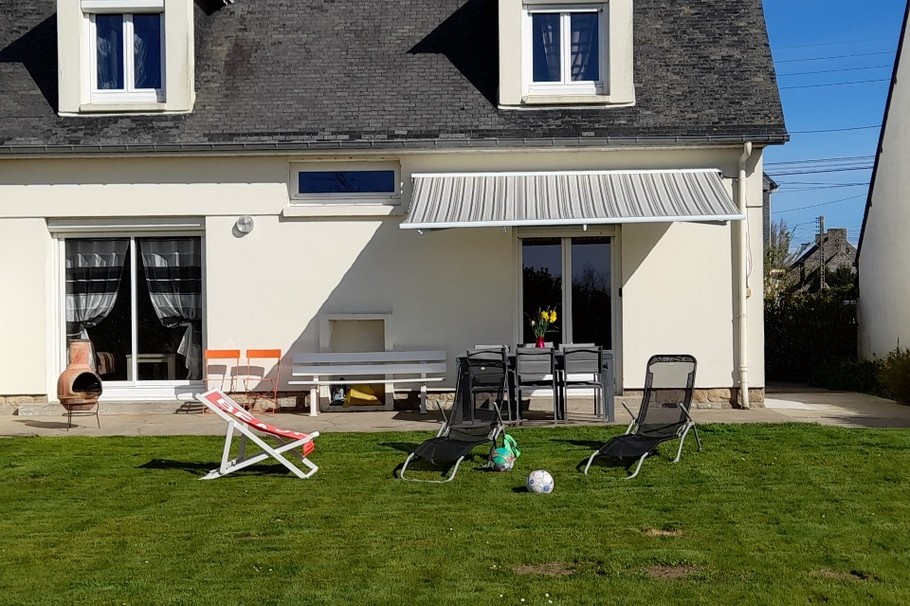 Arrière de la maison, avec grand jardin clos, salon de jardin, transats et brasero