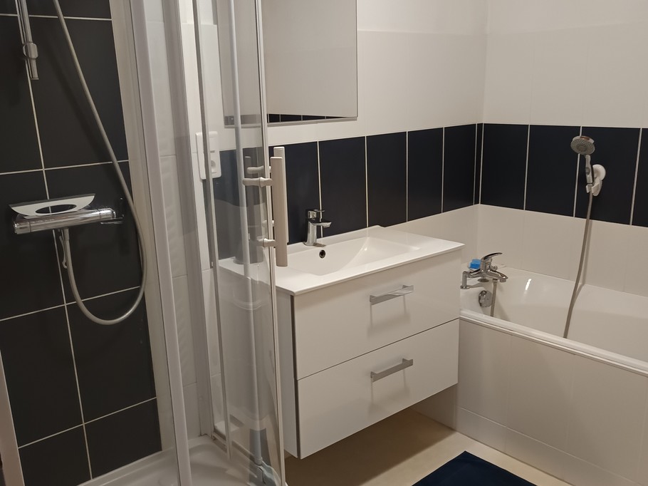 Bathroom: shower/ bath/ baby cot.
Separate toilet on landing