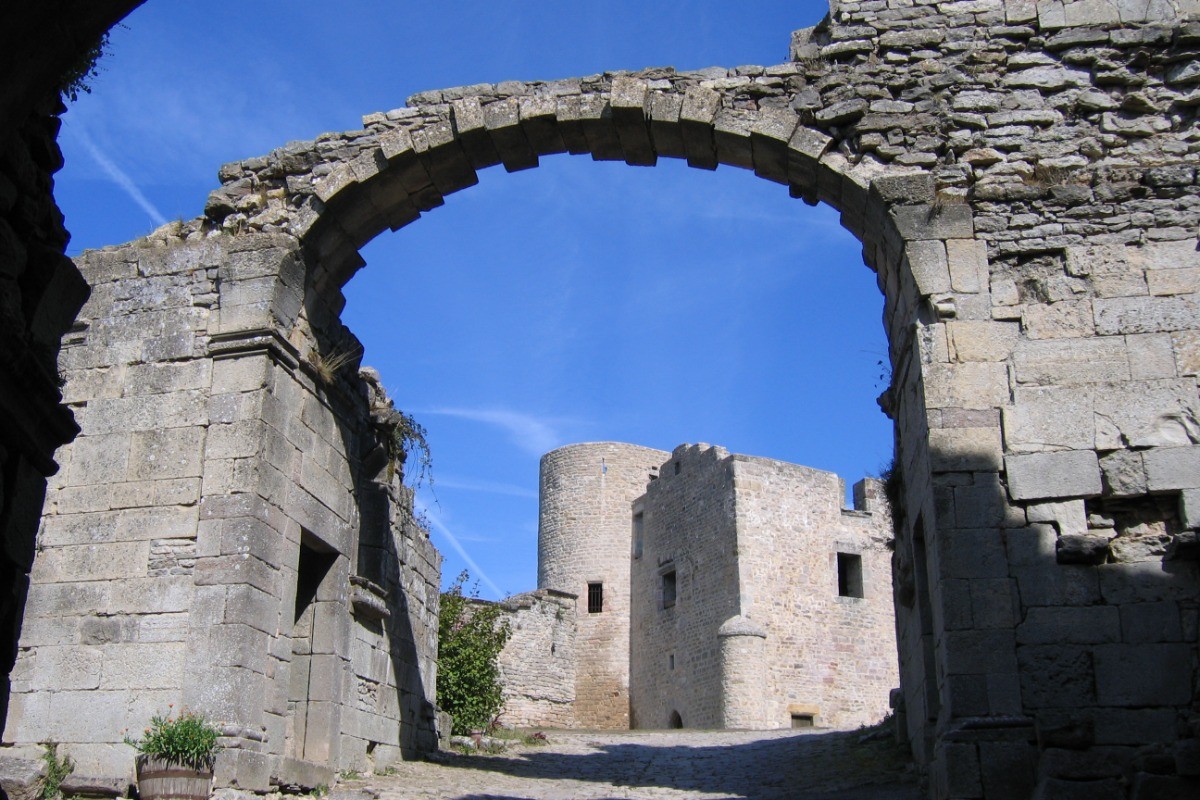 Gîte les volets bleus, the porch of the château at Sévérac-le-Château