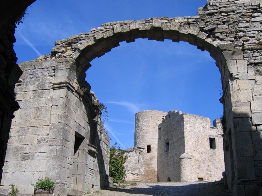 Gîte les volets bleus, the porch of the château at Sévérac-le-Château