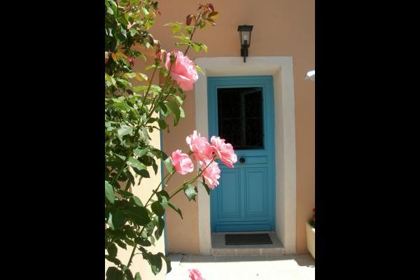 Porte d'entrée et rosier