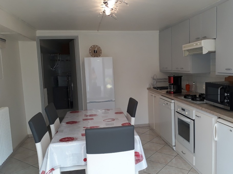 La cuisine moderne, ouverte sur la véranda