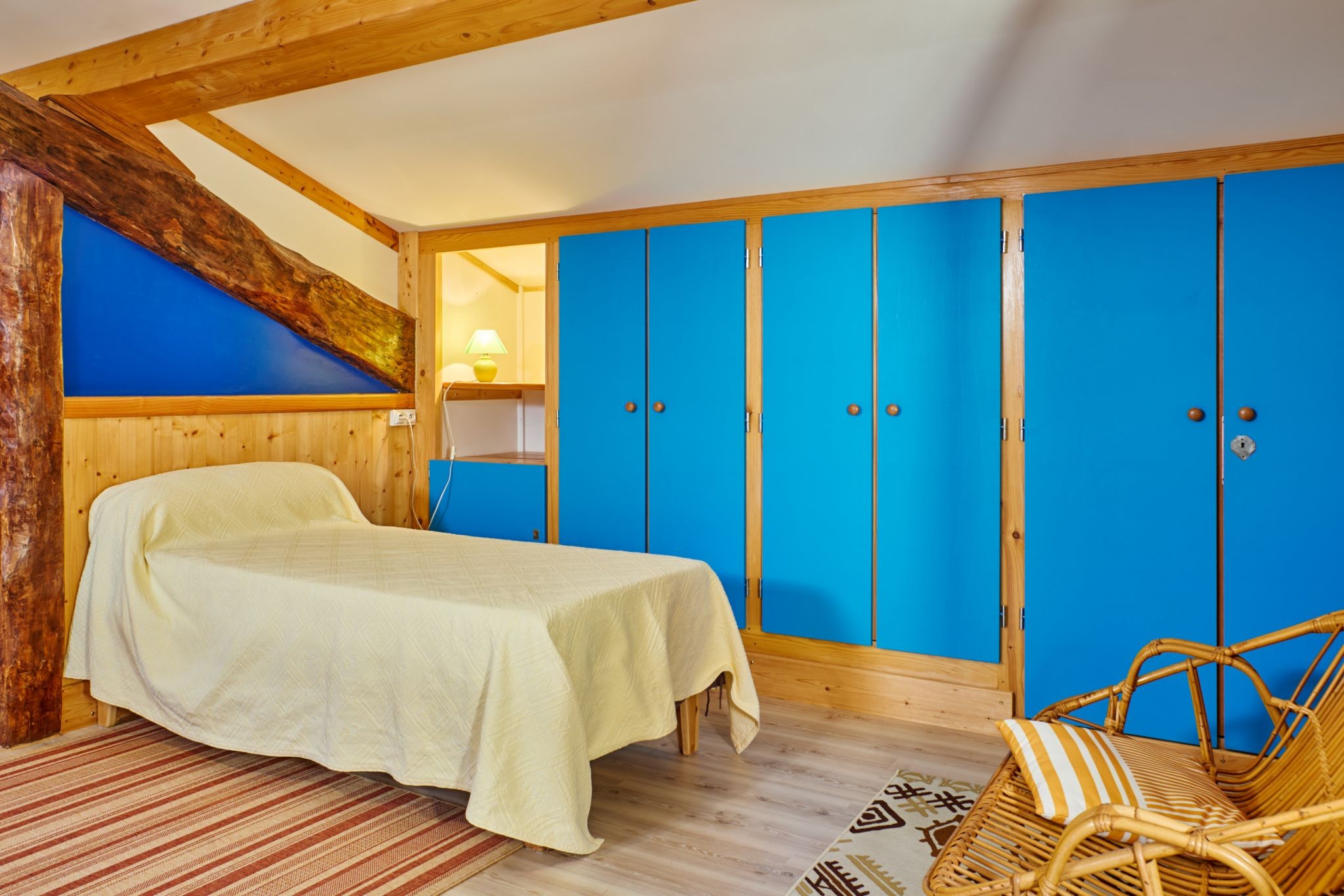 First floor of La Sarpette in Gironde, at the top of the stairs: a single bed for one person in the mezzanine  