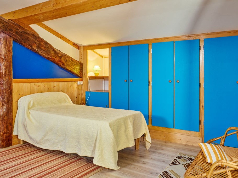 First floor of La Sarpette in Gironde, at the top of the stairs: a single bed for one person in the mezzanine
