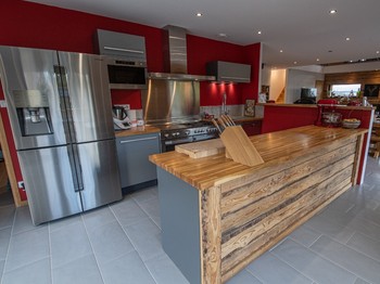 Cuisine avec piano de cuisson Paul Bocuse et frigo US