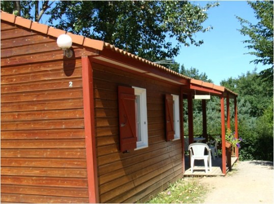 Chalets du camping de la Borde en Auvergne au cœur de l'Allier à Vieure