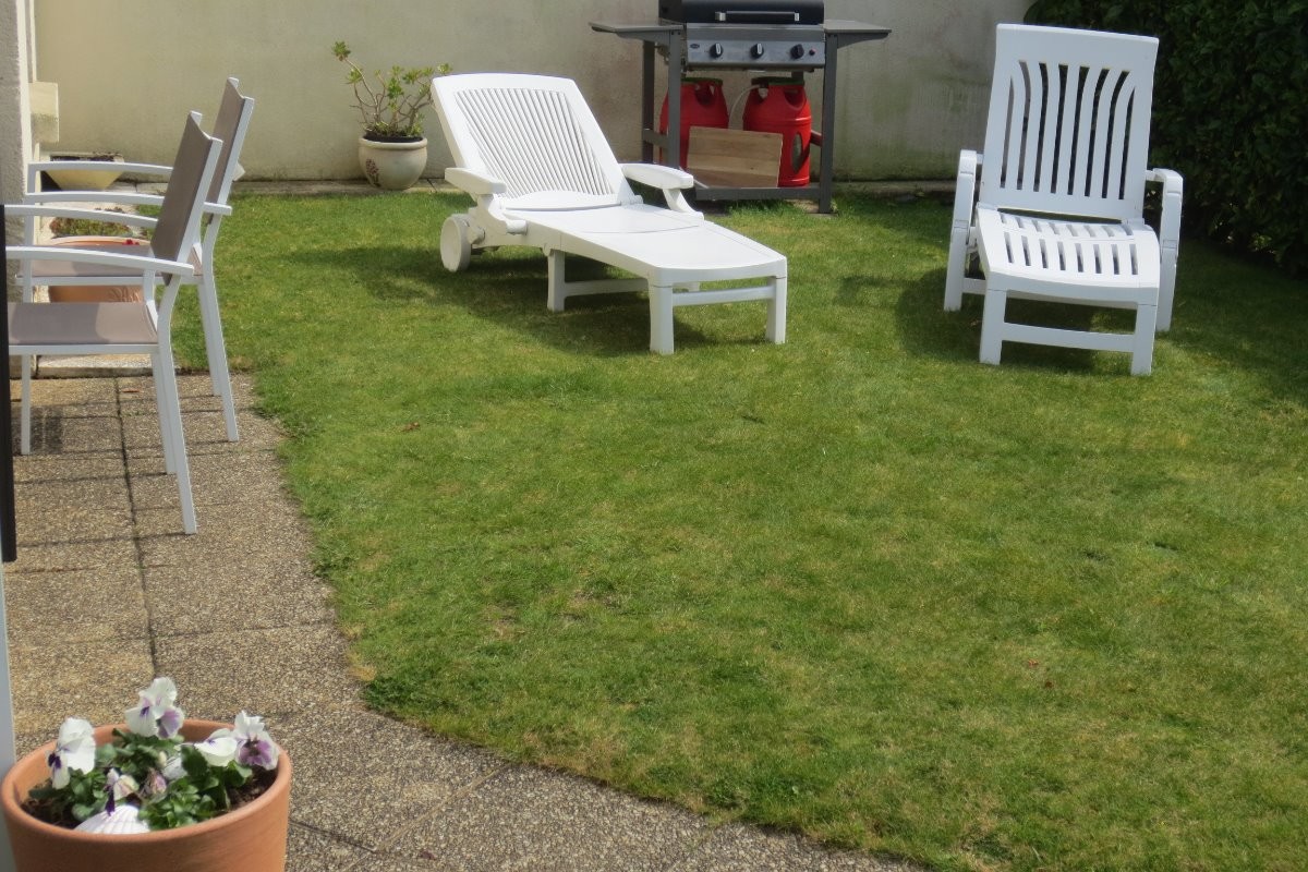 jardin à l abri des regards exposé SUD .BBQ à disposition .