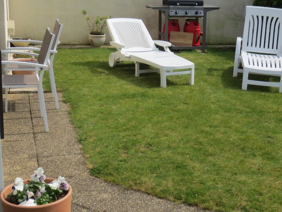 jardin à l abri des regards exposé SUD .BBQ à disposition .