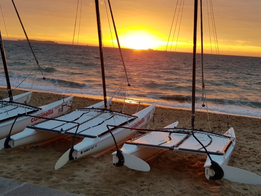 Ecole de voile plage de la Hoguette (Le Sillon) à Saint-Malo.