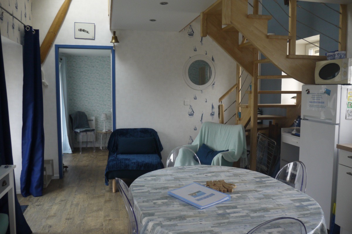 Pièce à vivre, porte donnant sur la chambre