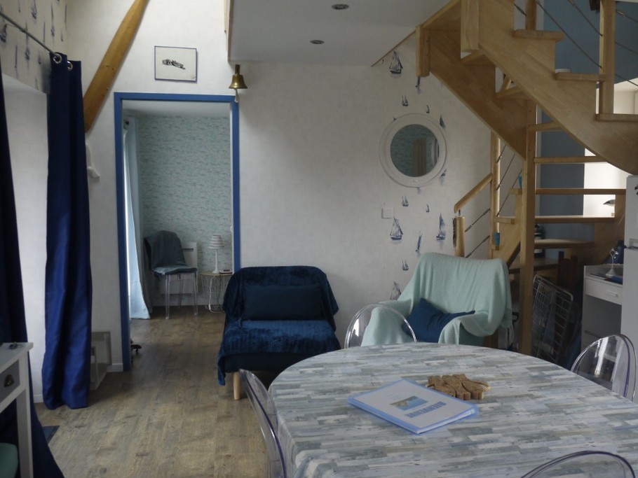 Pièce à vivre, porte donnant sur la chambre