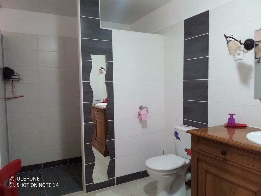 shower room, floral-themed bedroom
