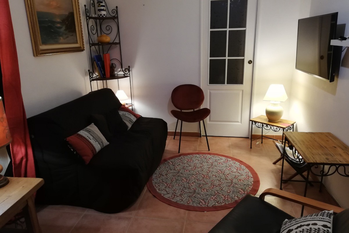 Séjour au RDC, avec coin salon et couchage pour 2 personnes. Accès direct à la salle de bain au RDC.