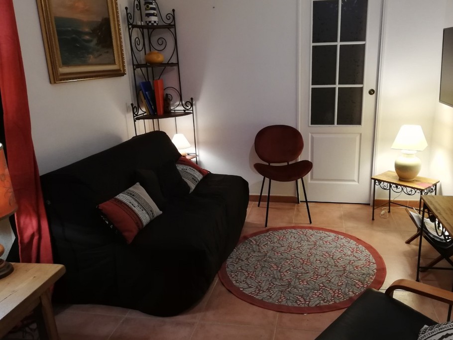 Séjour au RDC, avec coin salon et couchage pour 2 personnes. Accès direct à la salle de bain au RDC.
