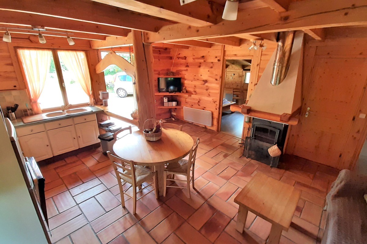 Cuisine équipée - cheminée avec poêle à bois.