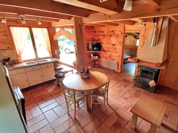 Cuisine équipée - cheminée avec poêle à bois.