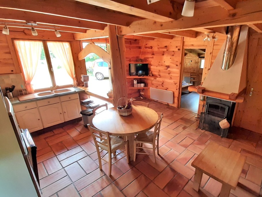 Cuisine équipée - cheminée avec poêle à bois.