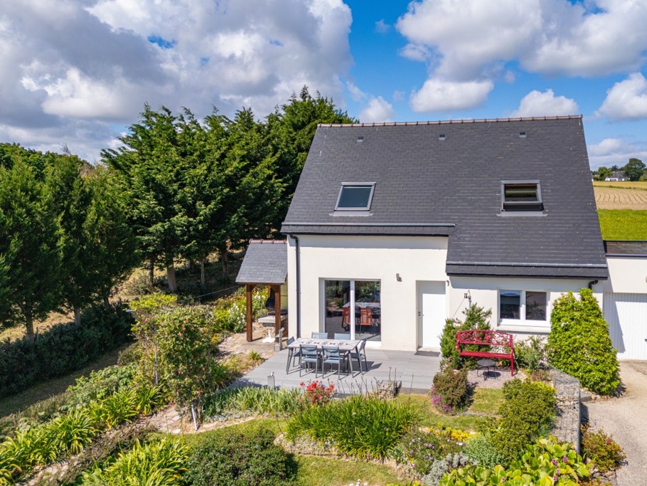 Façade Est maison, terrasse face mer