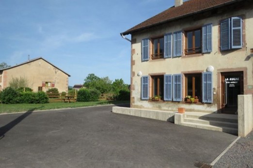 Parking, cour et son jardin aménagé - Gîte collectif La Ruche