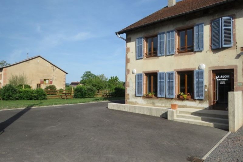 Parking, cour et son jardin aménagé - Gîte collectif La Ruche
