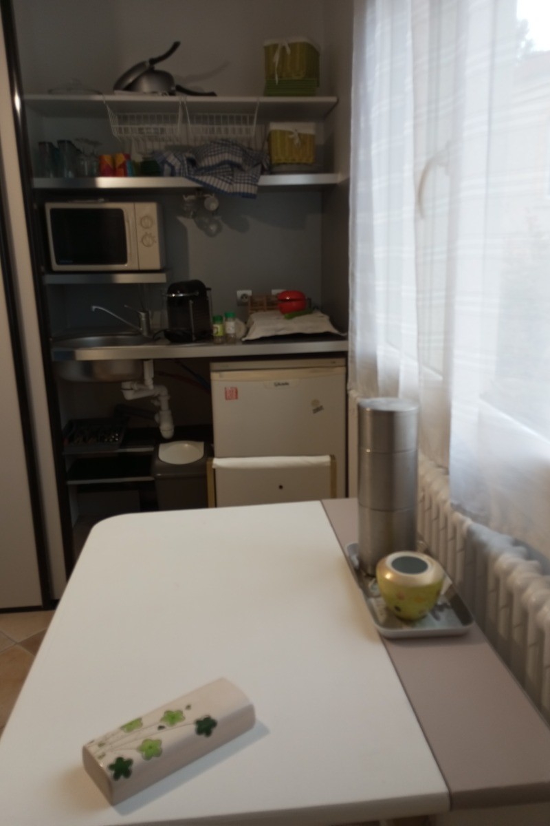 ©bouchard_Besoin d'une pause après une journée énergisante ? Notre coin cuisine est là pour vous ! Frigo , micro-ondes , et café et thé ....