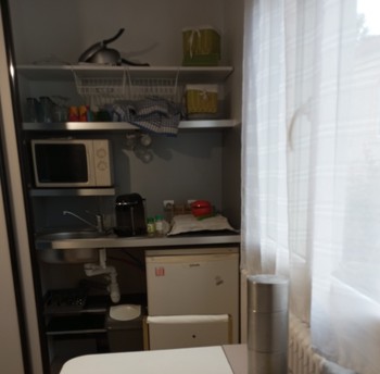 ©bouchard_Besoin d'une pause après une journée énergisante ? Notre coin cuisine est là pour vous ! Frigo , micro-ondes , et café et thé ....
