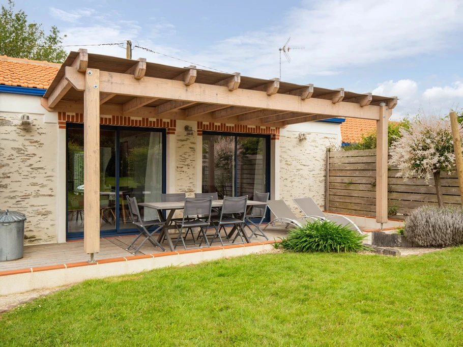 Jardin privatif avec pergola, hamac, salon de jardin, bain de soleil, barbecue et fils à linge.
