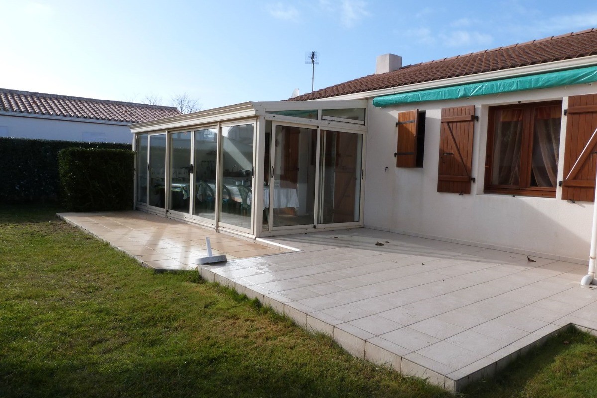 Terrasse avec véranda et store banne