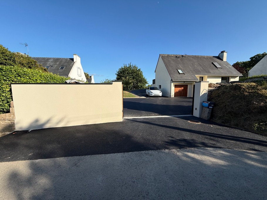 Cour - stationnement : 5 voitures