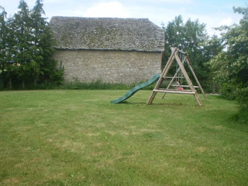 Terrain de jeux derriere le gite