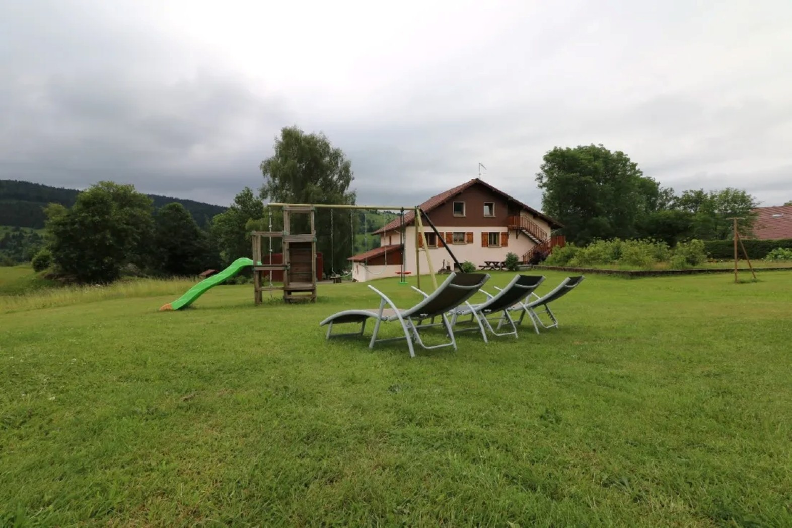 Balançoire et transats, espace commun - Gîtes Les Chantenées La Bresse