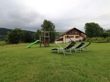 Balançoire et transats, espace commun - Gîtes Les Chantenées La Bresse