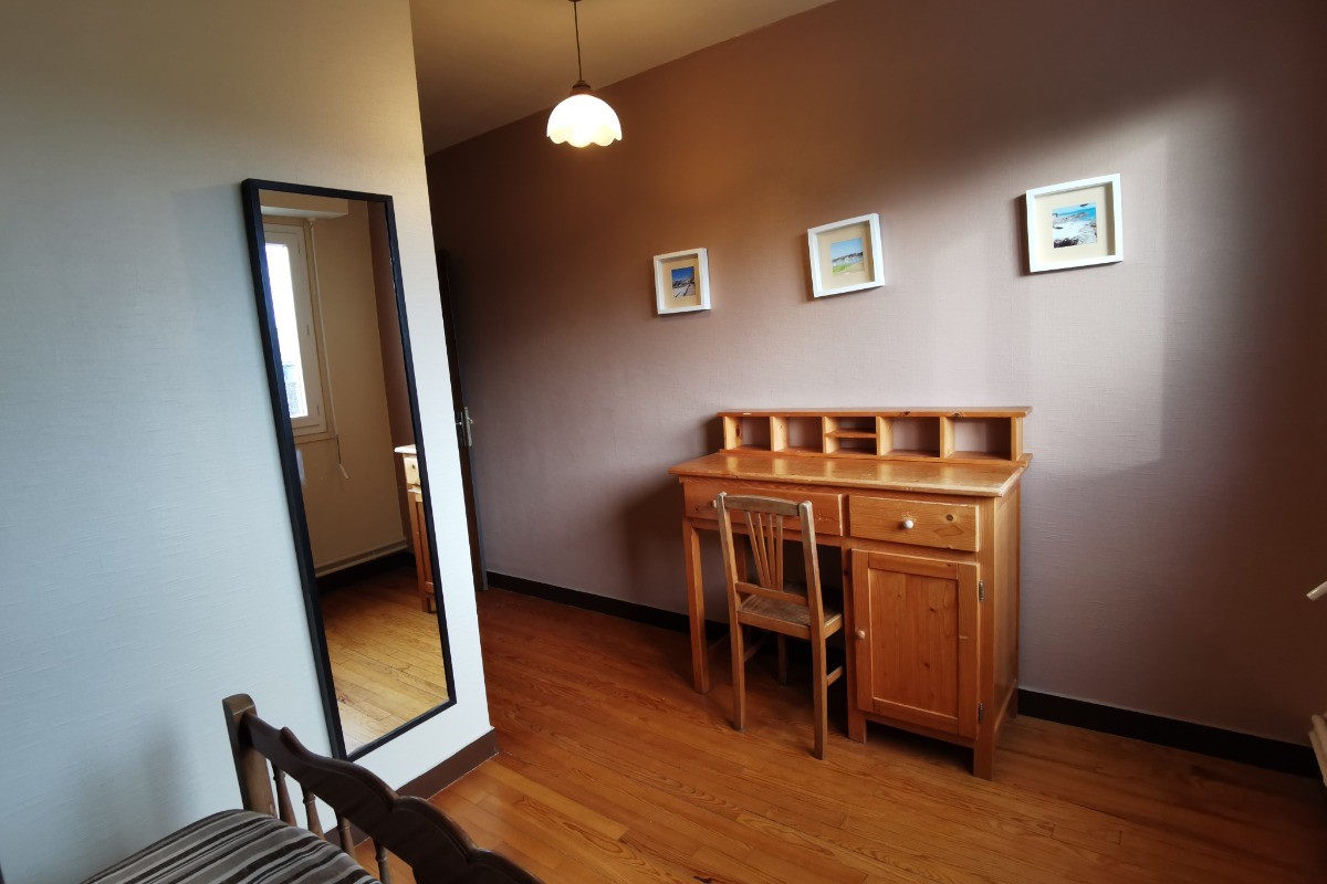 espace bureau dans la chambre