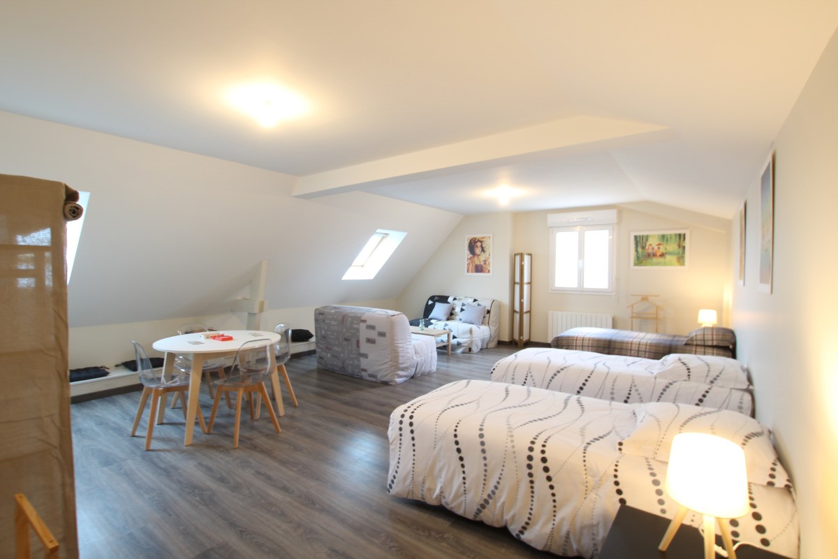 Chambre triple à l'étage avec coin salon