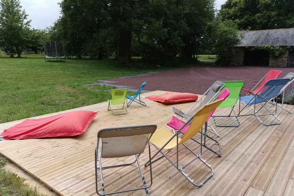 La terrasse et le grand terrain attenant - Gïte "Ar Merglet" - Grande longère authentique pour 12 pers. en Brocéliande près de Paimpont
