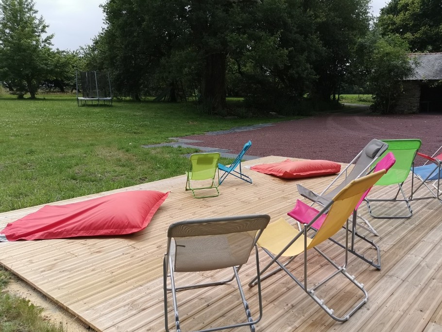 La terrasse et le grand terrain attenant - Gïte "Ar Merglet" - Grande longère authentique pour 12 pers. en Brocéliande près de Paimpont