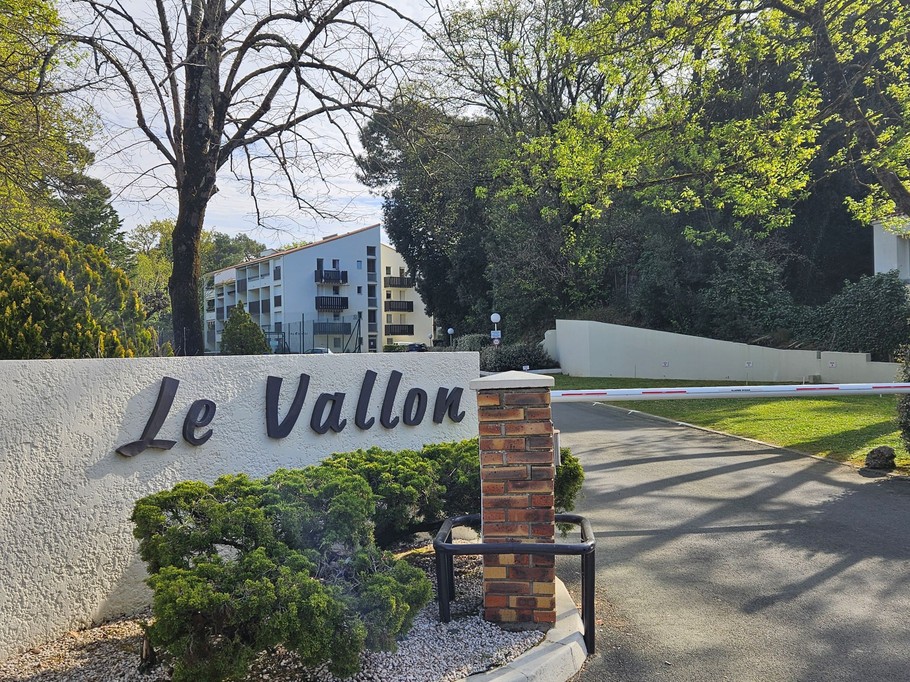 L'entrée de la résidence avec barriere LE VALLON