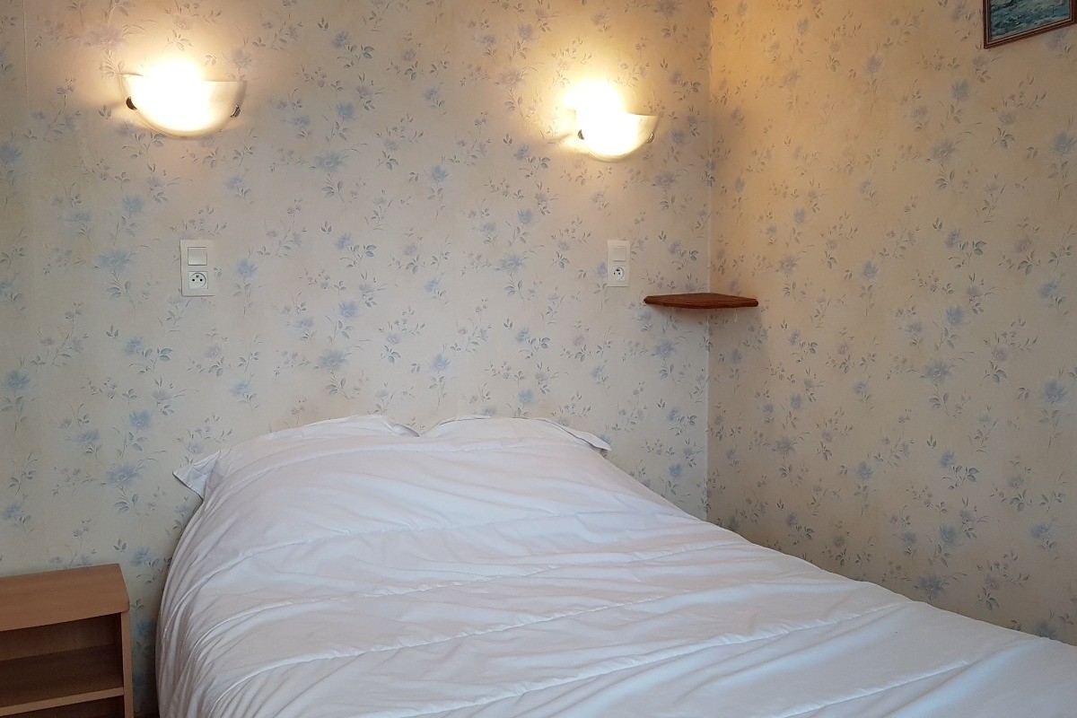 Chambre pour 2 personnes (lit 140 cm) avec armoire.