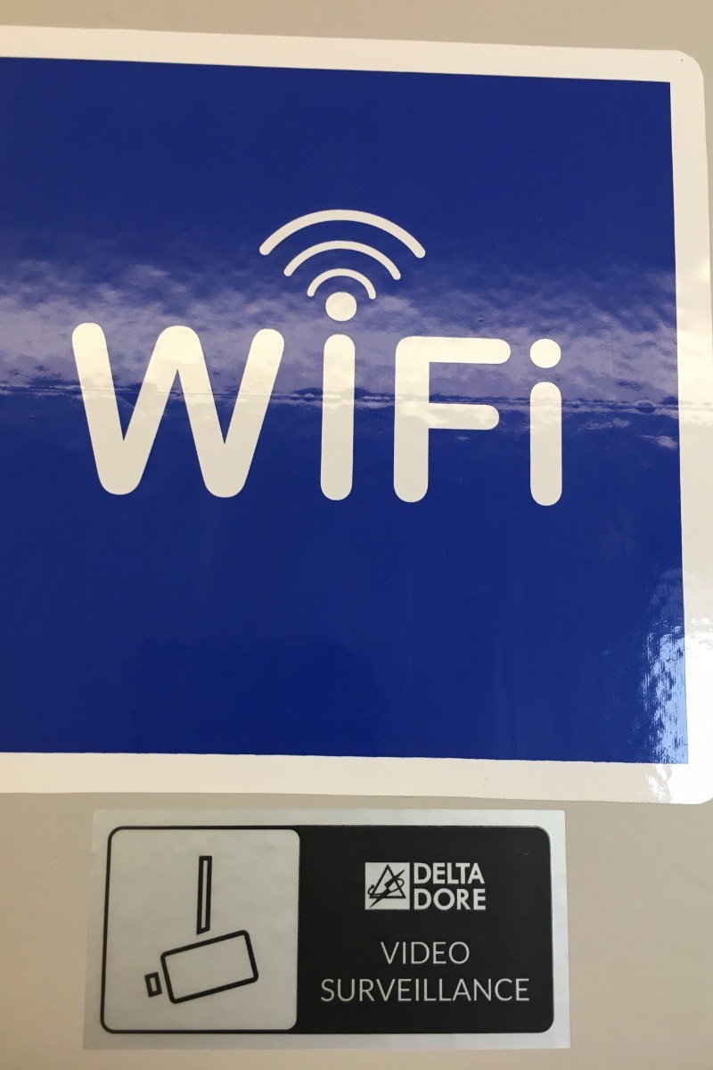 wifi gratuit haut débit fibre et vidéo surveillance du sas d'entrée