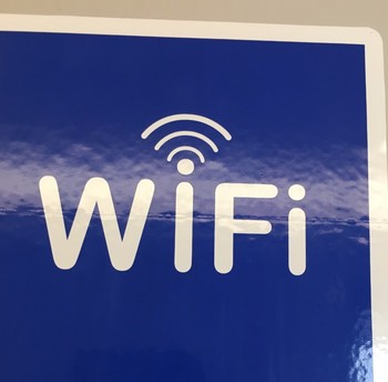 wifi gratuit haut débit fibre et vidéo surveillance du sas d'entrée