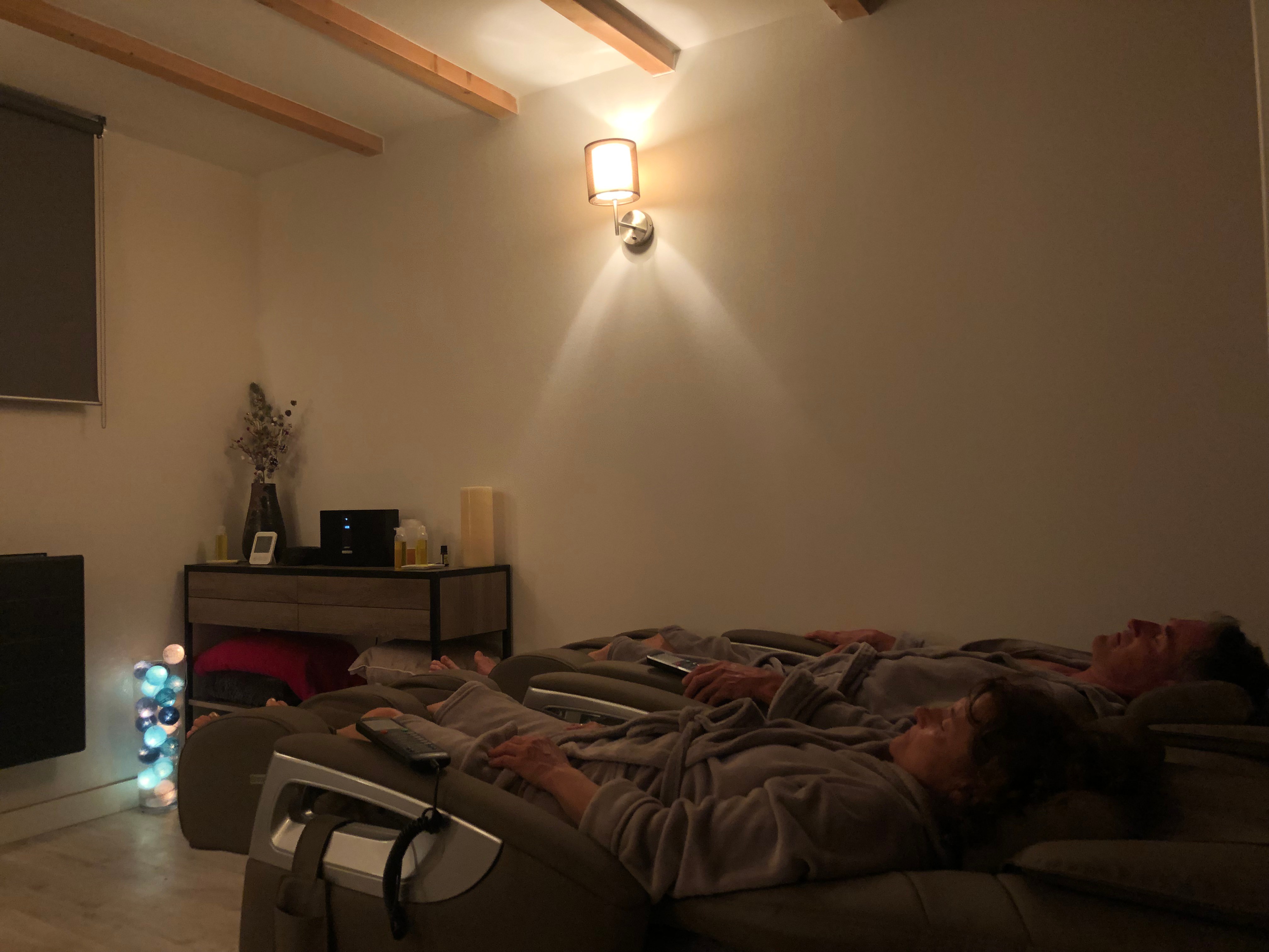 Commencez votre relaxation en vous installant confortablement dans nos 2 fauteuils de massage. SPA "O bien-être massage" Le spa est privatisé pour vous