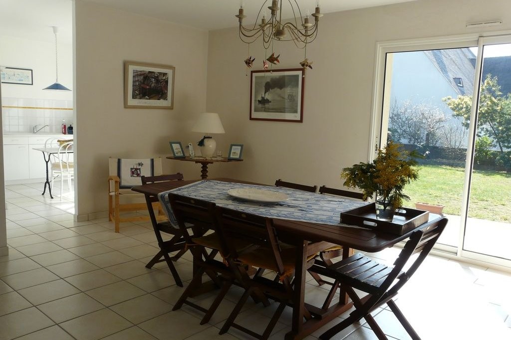 Le coin repas face au jardin et sa terrasse