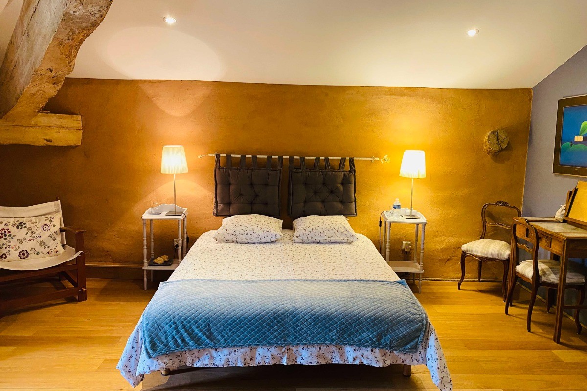 A Montdurausse, dans le Tarn, chambre Aigue Marine.