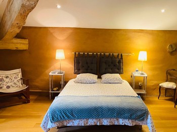 A Montdurausse, dans le Tarn, chambre Aigue Marine.