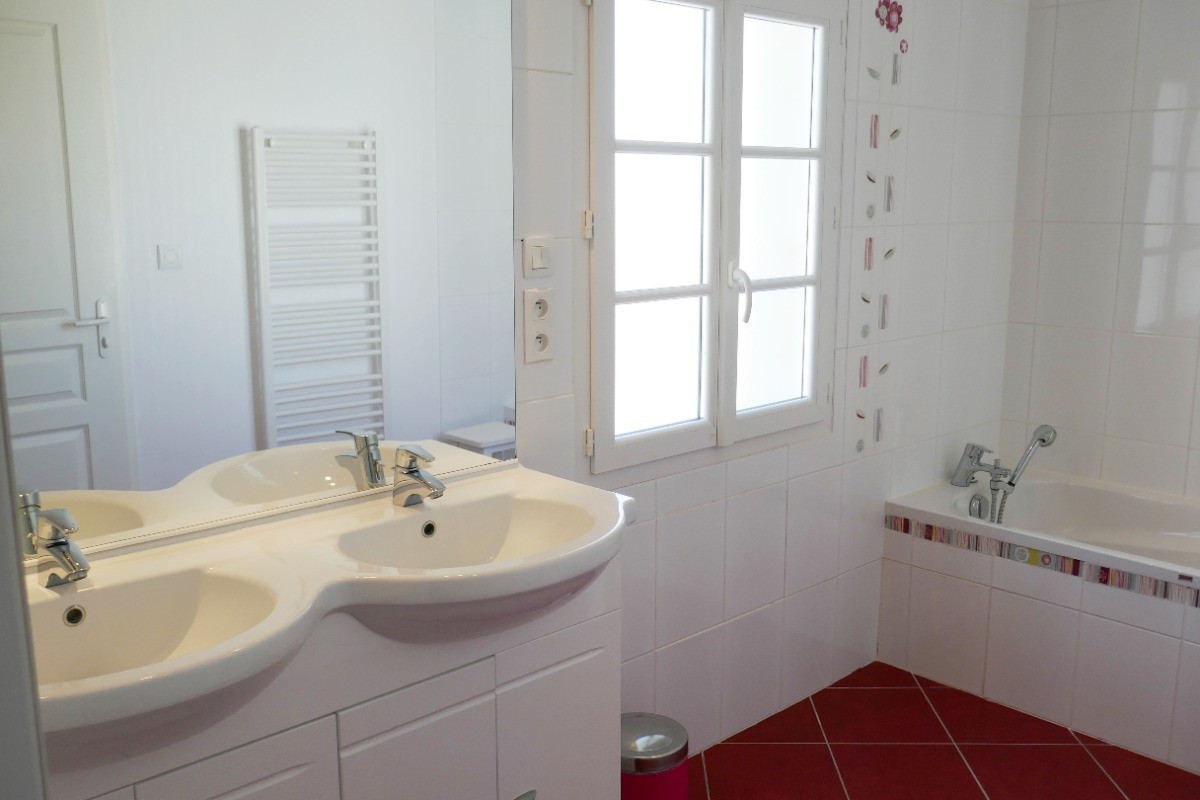 Salle de bain avec baignoire et douche