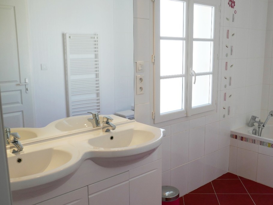 Salle de bain avec baignoire et douche