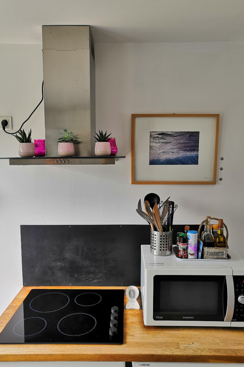 La cuisine est équipée d'une plaque induction, d'un four micro-onde, d'un réfrigérateur, d'une bouilloire, d'un grille pain, d'une cafetière, d'un mixer, d'une galettière et d'une batterie de cuisine complète...