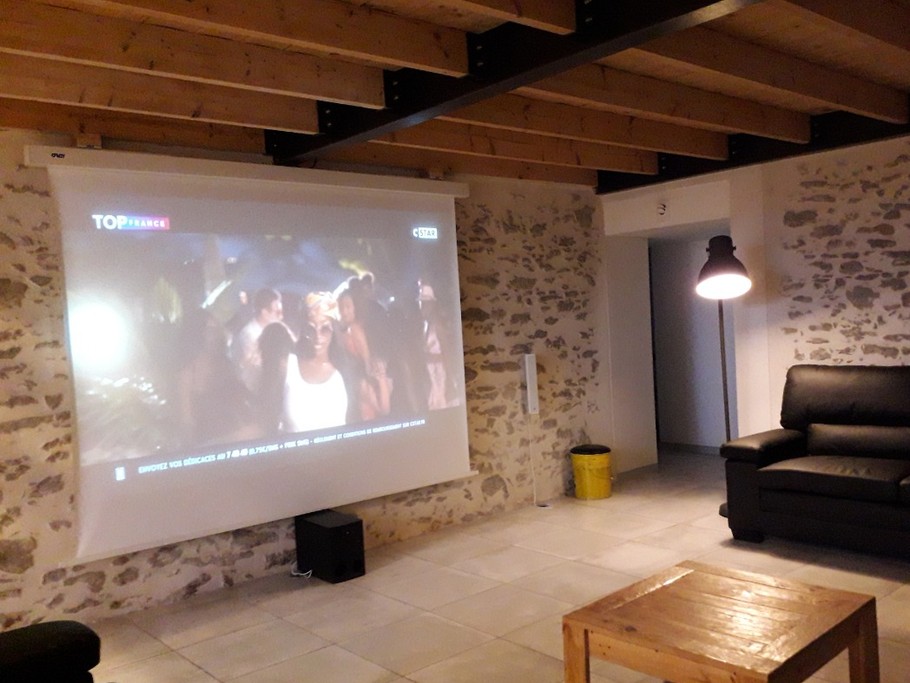 home cinéma dans pièce de vie