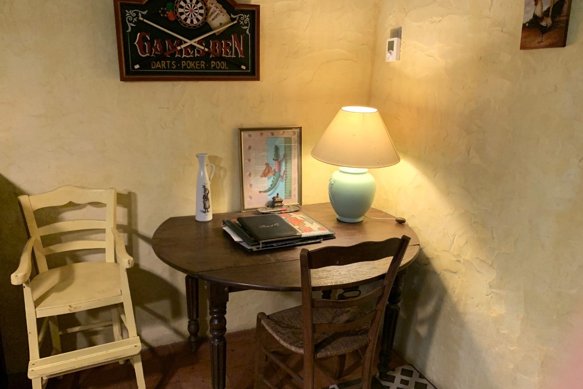 Espace bureau dans le salon. Matériel bébé à votre disposition (lits, chaise haute, réhausseur, baignoire bébé)