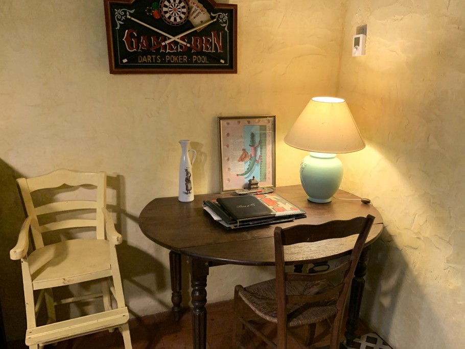 Espace bureau dans le salon. Matériel bébé à votre disposition (lits, chaise haute, réhausseur, baignoire bébé)